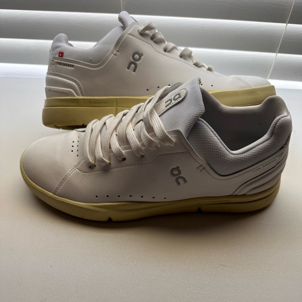 On cloud Roger only worn a few times. In great condition!